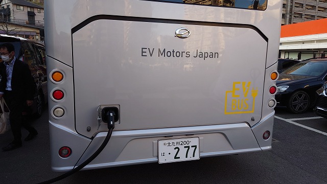 EVモーターズ・ジャパン EVバス　充電中の様子